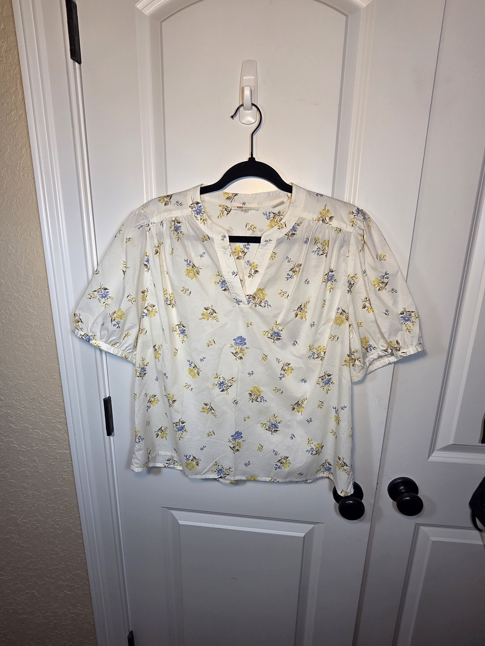 Levi's Cream Floral Puff-Sleeve V-Neck Blouse